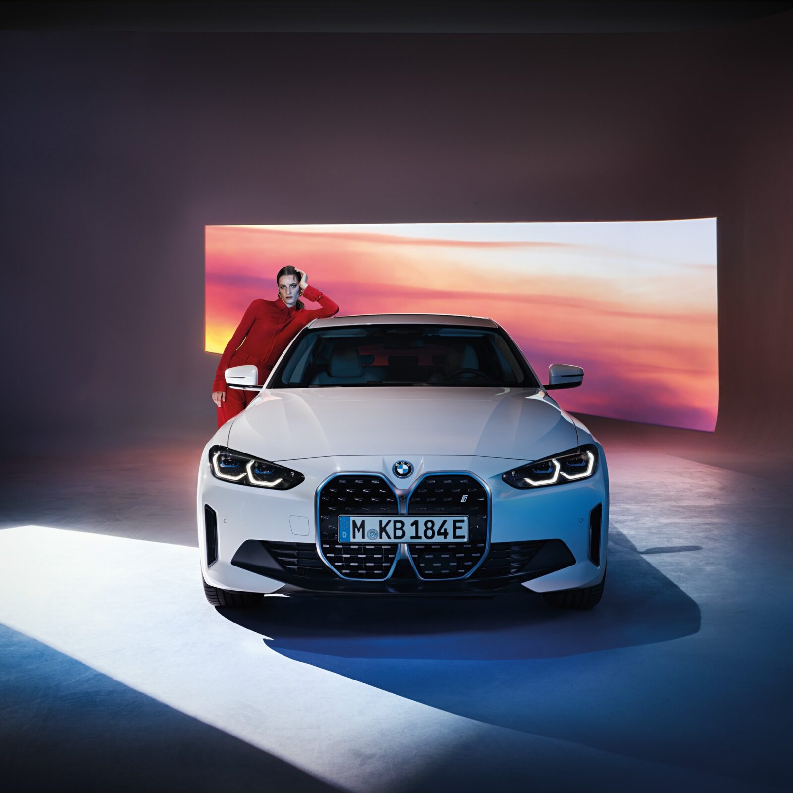 bmw i4 2 min Summerfest - Tiên phong trong công nghệ xanh cùng BMW i4, BMW iX3 - An tâm vận hành xe trên mọi hành trình với hệ thống 19 điểm sạc