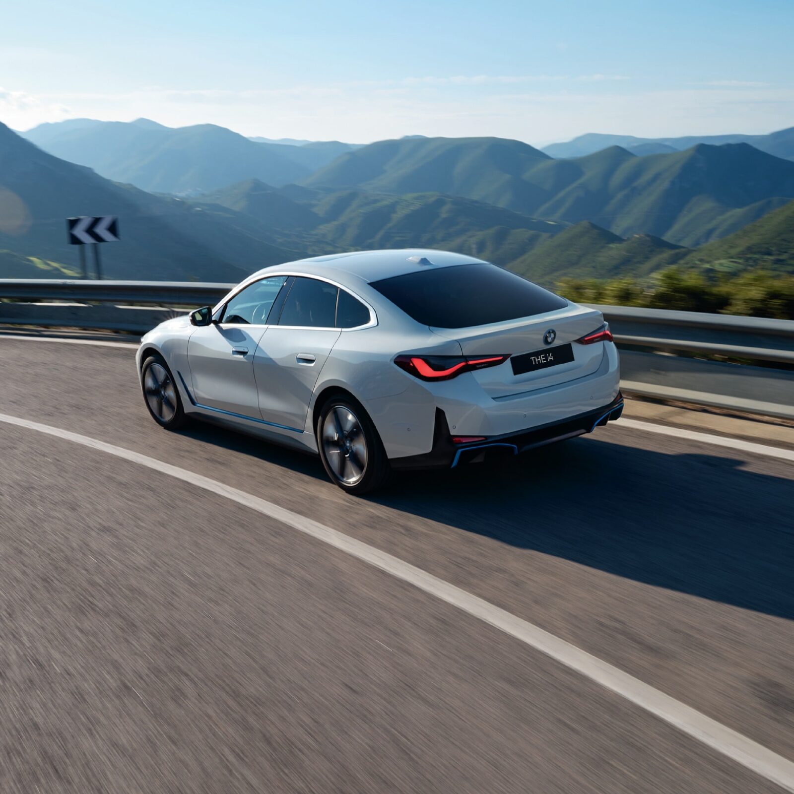 bmw i45 2 min Summerfest - Tiên phong trong công nghệ xanh cùng BMW i4, BMW iX3 - An tâm vận hành xe trên mọi hành trình với hệ thống 19 điểm sạc