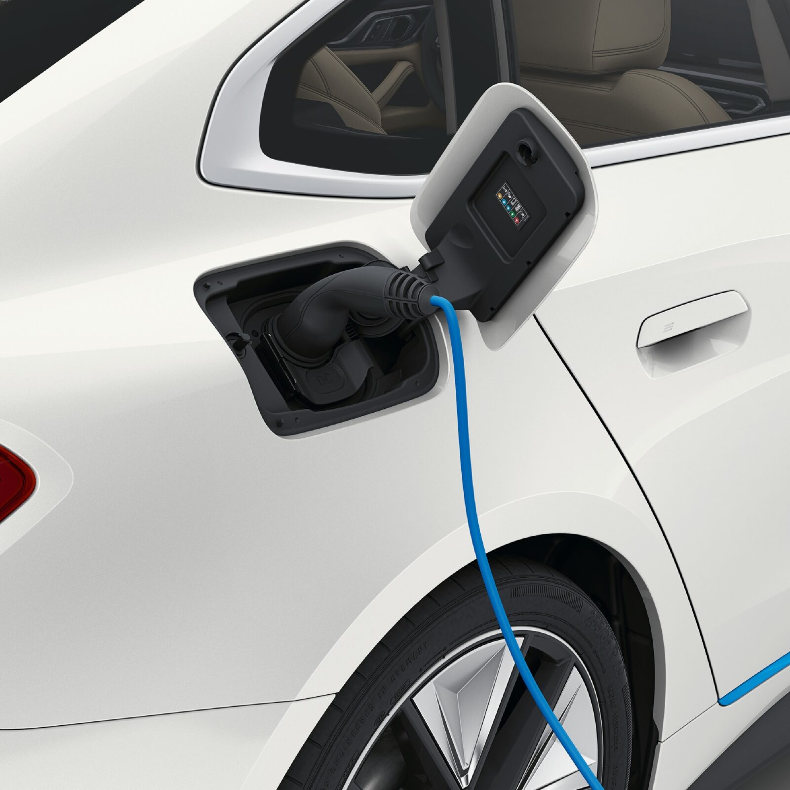 bmw i47 2 min Summerfest - Tiên phong trong công nghệ xanh cùng BMW i4, BMW iX3 - An tâm vận hành xe trên mọi hành trình với hệ thống 19 điểm sạc