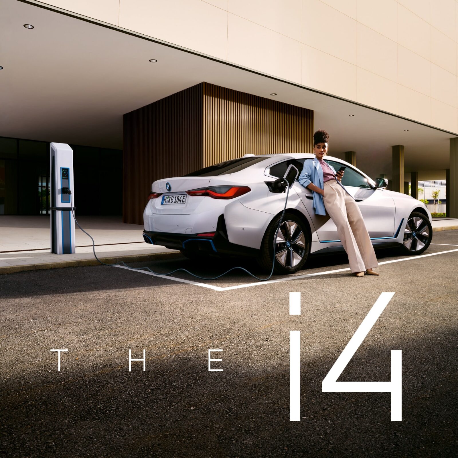 i4 1 min 1 Summerfest - Tiên phong trong công nghệ xanh cùng BMW i4, BMW iX3 - An tâm vận hành xe trên mọi hành trình với hệ thống 19 điểm sạc