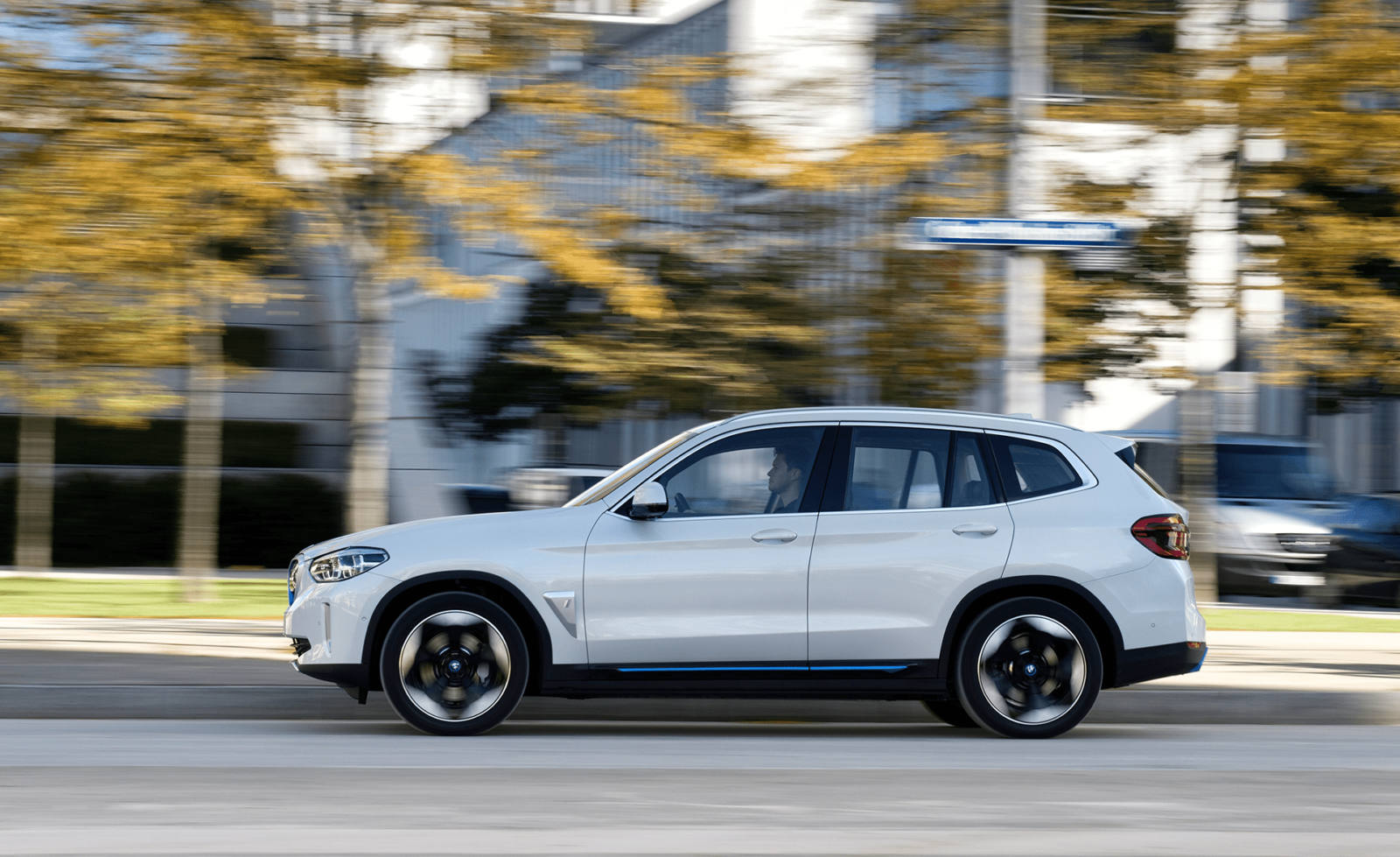 van hanh min 1 Summerfest - Tiên phong trong công nghệ xanh cùng BMW i4, BMW iX3 - An tâm vận hành xe trên mọi hành trình với hệ thống 19 điểm sạc